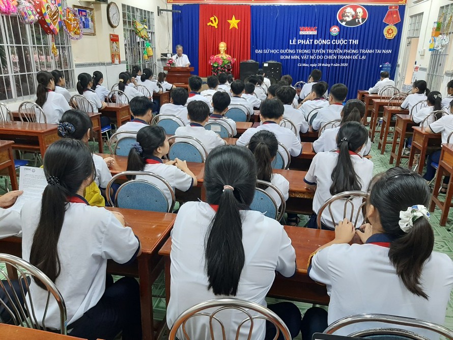 Ông Tạ Dức Hùng, Hiệu trưởng trường THCS Võ Thị Sáu, TP Cà Mau phát động cuộc thi sáng ngày 28/9/2020