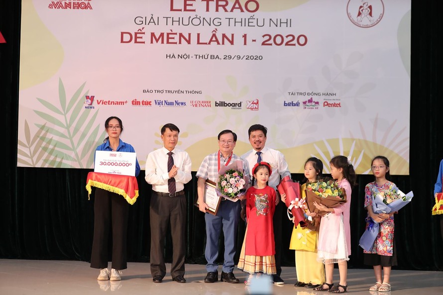 Đồng chí Nguyễn Đức Lợi, Ủy viên Trung ương Đảng, Tổng Giám đốc Thông tấn xã Việt Nam, trao giải Hiệp sĩ Dế Mèn.