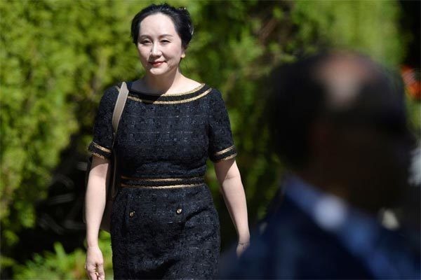 'Công chúa' Huawei Mạnh Vãn Chu rời nhà ở Vancouver để dự phiên tòa về lệnh dẫn độ bà sang Mỹ. Ảnh: Reuters