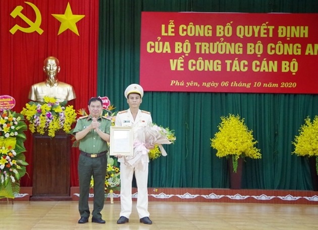 Đại tá Phan Thanh Tám, Giám đốc Công an tỉnh Phú Yên (trái) trao quyết định bổ nhiệm Phó Giám đốc Công an tỉnh Phú Yên cho Thượng tá Nguyễn Khỏe.
