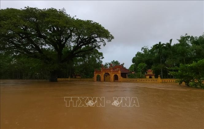 Nhiều tuyến đường tại huyện Phong Điền (Thừa Thiên - Huế) bị ngập sâu trong nước. Ảnh: TTXVN phát