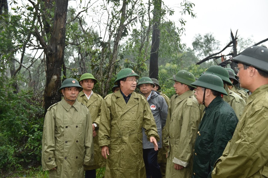 Phó thủ tướng Trịnh Đình Dũng (giữa) tại huyện Phong Điền, Thừa Thiên Huế, chiều 13/10. Ảnh: VGP/Nhật Bắc