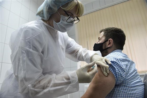 Tiêm thử nghiệm vắcxin Sputnik V ngừa COVID-19 cho tình nguyện viên tại Moskva, Nga ngày 10/9/2020. (Ảnh: AFP/TTXVN)