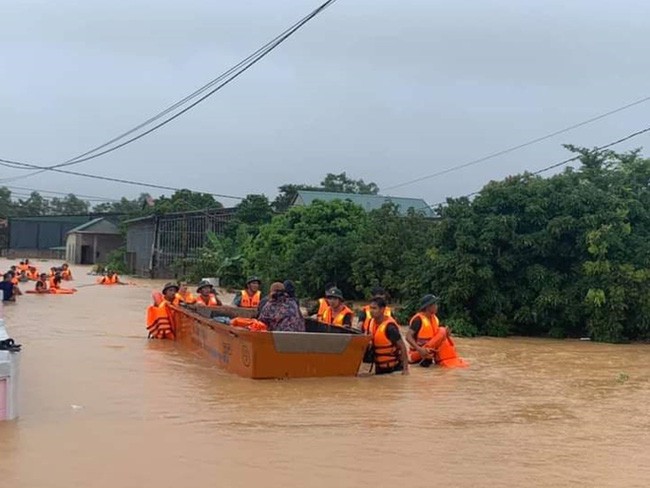 Lực lượng chức năng ứng cứu, sơ tán người dân vùng ngập lụt ở Quảng Trị đến nơi an toàn. Ảnh CAND.