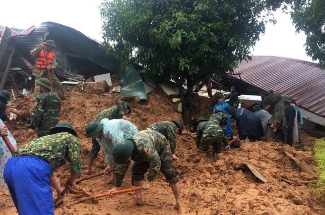 Các lực lượng cứu hộ cứu nạn vẫn đang dồn nhân lực, vật lực để khắc phục các điểm sạt lở trên tuyến đường vào hiện trường vụ sạt lở đất tại thôn Cợp, xã Hướng Phùng.