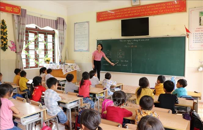 Học sinh lớp 1 Trường Tiểu học và Trung học cơ sở Nậm Loỏng, xã Sùng Phài, thành phố Lai Châu.