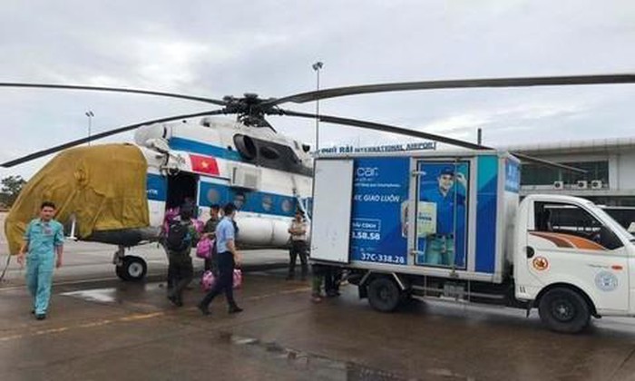 Máy bay trực thăng đưa hàng cứu trợ vào 2 xã Hướng Việt và Hướng Lập của tỉnh Quảng Trị bị cô lập.
