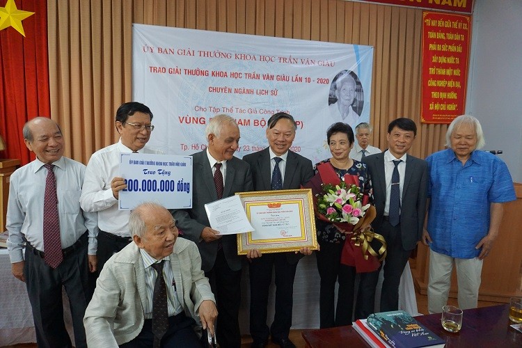Ủy Ban Giải thưởng khoa học Trần Văn Giàu đã tổ chức Lễ trao giải thưởng khoa học Trần Văn Giàu lần thứ 10 cho công trình Vùng đất Nam bộ (NXB Chính trị quốc gia sự thật) trong ngày 23/10.