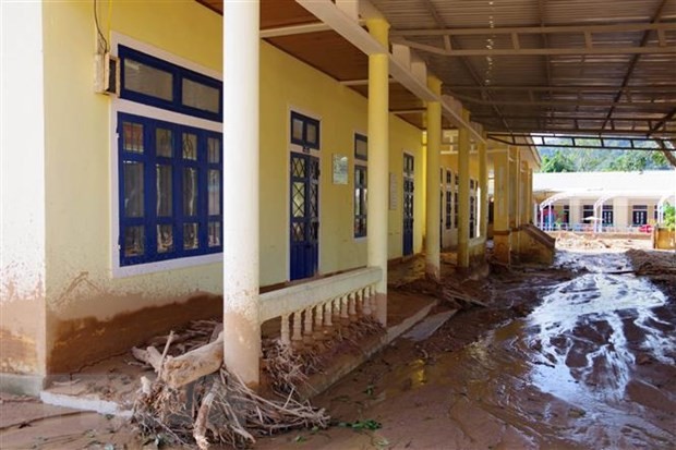 Trường học bị bùn đất bồi lấp tại Quảng Trị. (Ảnh: TTXVN phát)