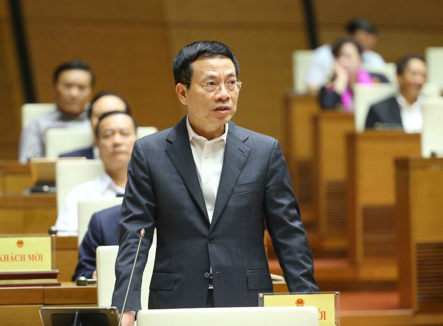 Bộ trưởng Bộ Thông tin và Truyền thông Nguyễn Mạnh Hùng trả lời câu hỏi chất vấn. Ảnh: Doãn Tấn/TTXVN