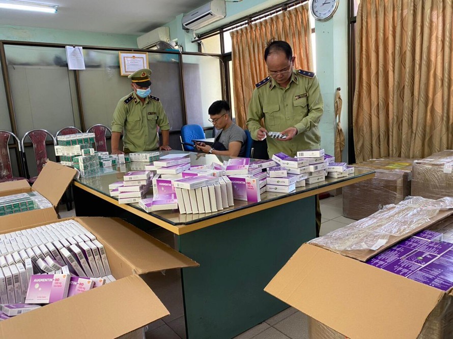 Lực lượng QLTT kiểm tra đột xuất cơ sở kinh doanh dược phẩm tại địa chỉ Số 9 Ngõ 29 Phố Trạm Long Bên, Hà Nội.
