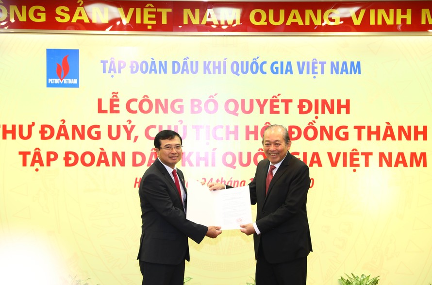 Phó Thủ tướng Thường trực trao quyết định bổ nhiệm Chủ tịch Tập đoàn Dầu khí. Ảnh VGP/Lê Sơn