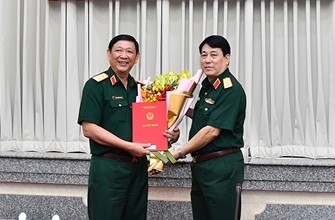 Đại tướng Lương Cường trao quyết định và chúc mừng Trung tướng Huỳnh Chiến Thắng.