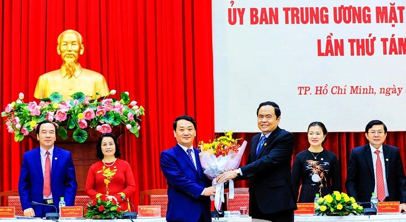 Ông Trần Thanh Mẫn, Chủ tịch Ủy ban Trung ương MTTQ Việt Nam (phải), tặng hoa chúc mừng ông Hầu A Lềnh. Ảnh: Đại Đoàn Kết