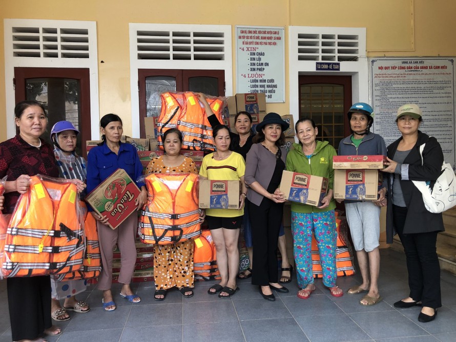 Hội LHPN tỉnh Quảng Trị trao quà là các sản phẩm thiết yếu do Masan hỗ trợ cho bà con tại địa phương
