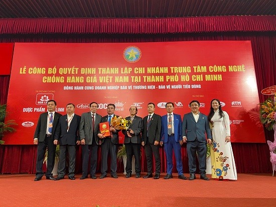 Trao Quyết định thành lập Chi nhánh Trung tâm Công nghệ Chống hàng giả Việt Nam tại TP.HCM 