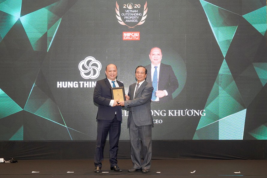 Ông Lê Trọng Khương – Tổng Giám đốc Hưng Thịnh Land nhận giải thưởng “Doanh nhân Bất động sản ấn tượng của năm” từ Ban tổ chức