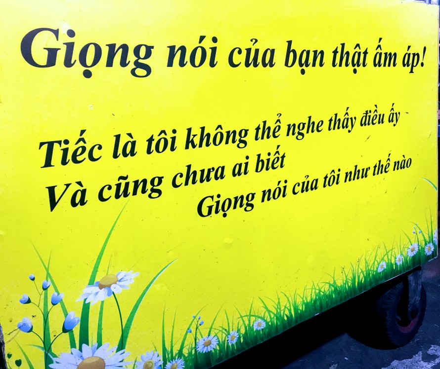 Thông điệp trên xe cơm cháy của vợ chồng anh Sơn, chị Thuý gây nhiều cảm xúc. Ảnh: Kiều Trang
