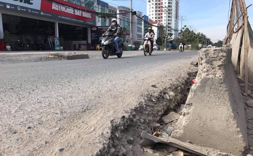 Đường Lương Định Của – Cửa vào trung tâm thành phố đang bị hư hại nghiêm trọng