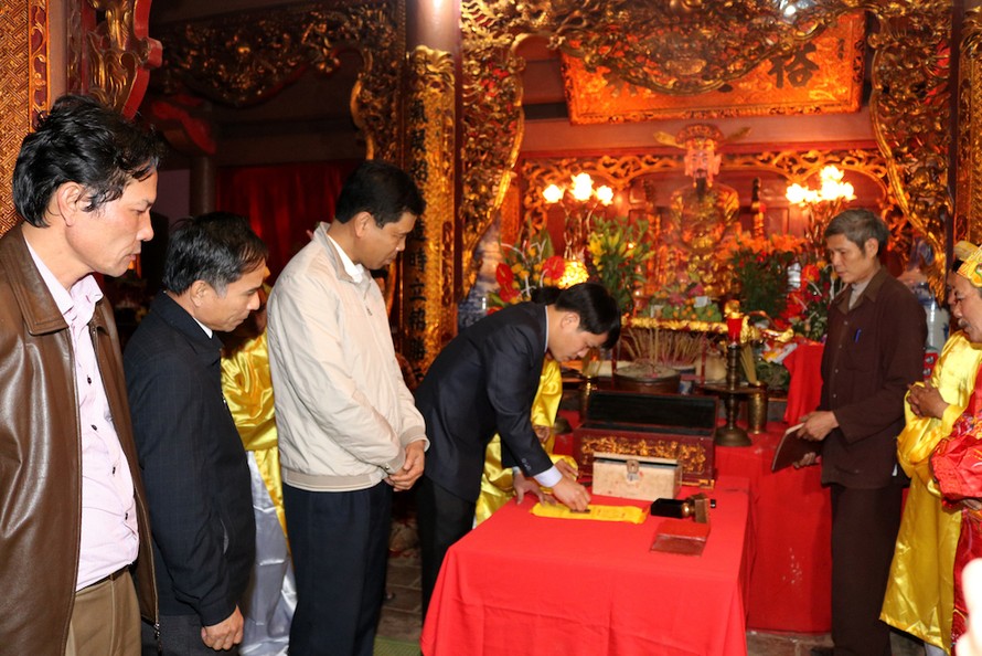 Lãnh đạo huyện Hà Trung, tỉnh Thanh Hoá thực hiện nghi thức khai ấn 