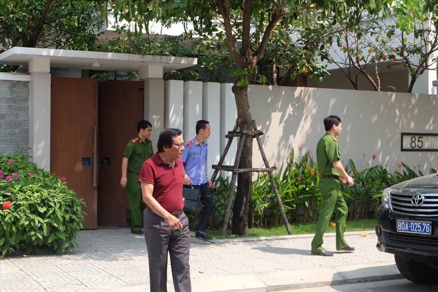 Lực lượng công an và các cơ quan chức năng tiến hành khám xét nhà riêng của nguyên Phó Chủ tịch UBND TP. Đà Nẵng