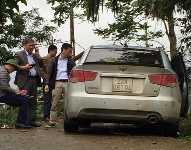 Chiếc xe taxi của nạn nhân Nguyễn Lý Hoàng bị bỏ lại giữa đường