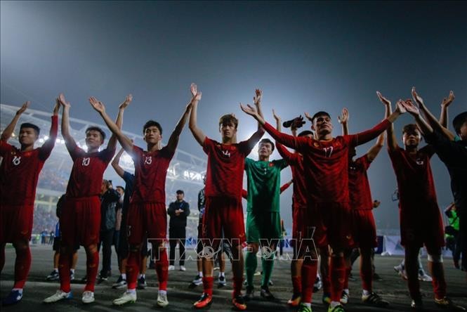 Các cầu thủ U23 Việt Nam cảm ơn khán giả đã đến kín khán đài sân Mỹ Đình, động viên, khích lệ đội tuyển. Ảnh: Trọng Đạt/TTXVN