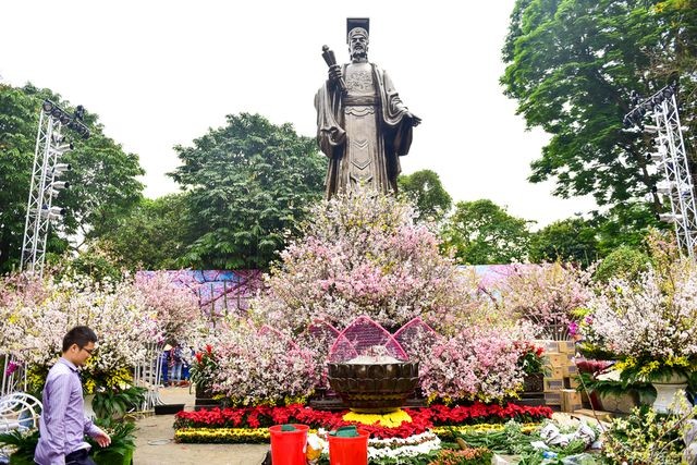 Chỉ còn ít ngày nữa là diễn ra lễ hội hoa Anh đào Nhật Bản-Hà Nội 2019 với nhiều hoạt động phong phú. Theo ghi nhận của PV Dân Trí sáng ngày 28/3 công tác chuẩn bị trang trí diễn ra khẩn trương sẵn sàng cho đêm khai mạc.
