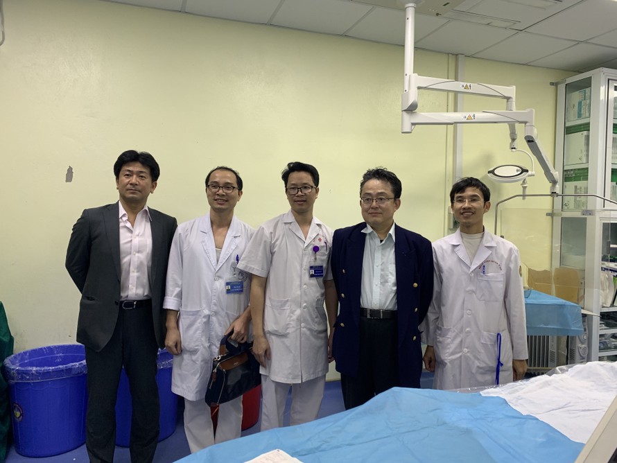 Các Bác sỹ, chuyên gia đến từ Nhật Bản chụp ảnh lưu niệm cùng các Bác sỹ Việt Nam tại hoạt động giao lưu y tế trong khuôn khổ Lễ hội Hoa anh đào Nhật Bản - Hà Nội 2019