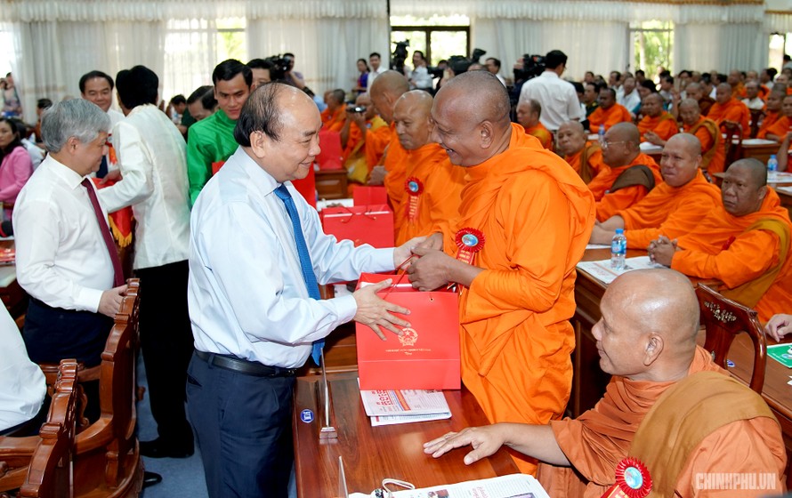 Thủ tướng Nguyễn Xuân Phúc tặng quà cho các vị sư, sãi tại buổi họp mặt
