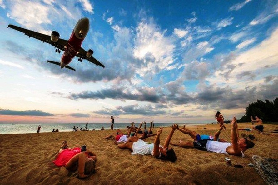 Khách du lịch tại bãi biển Mai Khao yêu thích chụp hình tại đây do có những chiếc máy bay hạ cạnh ở tầm thấp