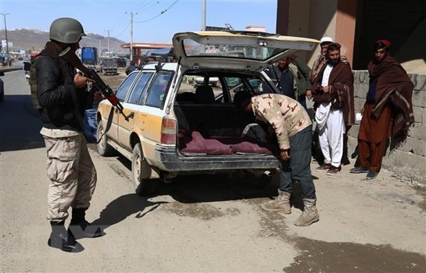 Binh sỹ Afghanistan kiểm tra tại một chốt kiểm soát an ninh. Ảnh: THX/TTXVN