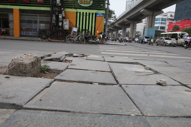 Tại ngã tư đường Chiến Thắng - Trần Phú (Hà Đông) vỉa hè lát đá được quảng cáo có độ bền 70 năm, hiện đã bị sụt lún, bong tróc, đá lát vỡ hàng loạt.