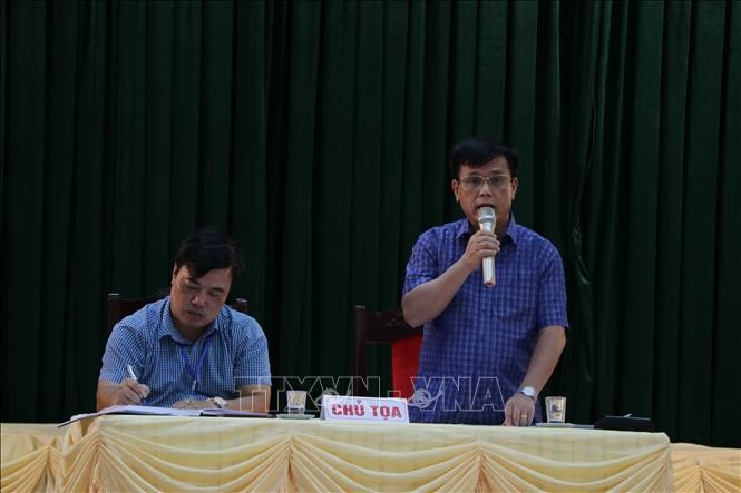 Ông Trịnh Ngọc Thành, Chủ tịch Ủy ban Nhân dân huyện Cẩm Giàng trả lời ý kiến người dân. Ảnh: Mạnh Minh/TTXVN