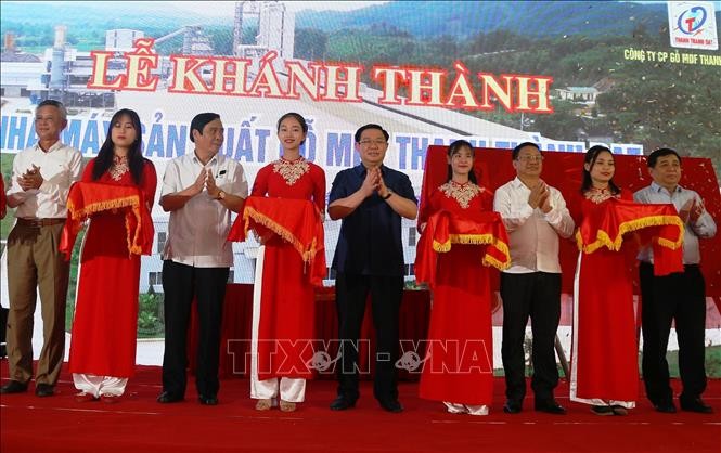 Phó Thủ tướng Vương Đình Huệ và các đại biểu cắt băng khánh thành Nhà máy gỗ MDF Thanh Thành Đạt.