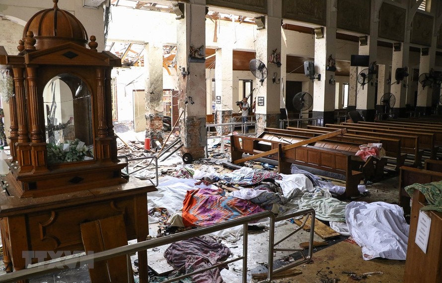 Hiện trường vụ nổ bên trong nhà thờ ở Kochchikade, Colombo, Sri Lanka, ngày 21/4/2019. (Ảnh: AFP/ TTXVN)
