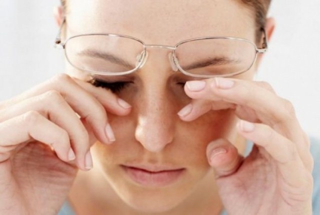 Việc vệ sinh kém, thường xuyên dụi mắt sẽ rất dễ khiến bệnh đau mắt đỏ lây lan. Ảnh minh họa.