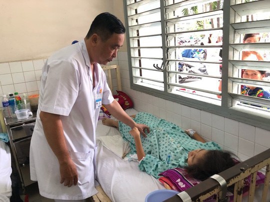 Bác sĩ Bệnh viện Ung Bướu TP HCM thăm khám cho bệnh nhân 