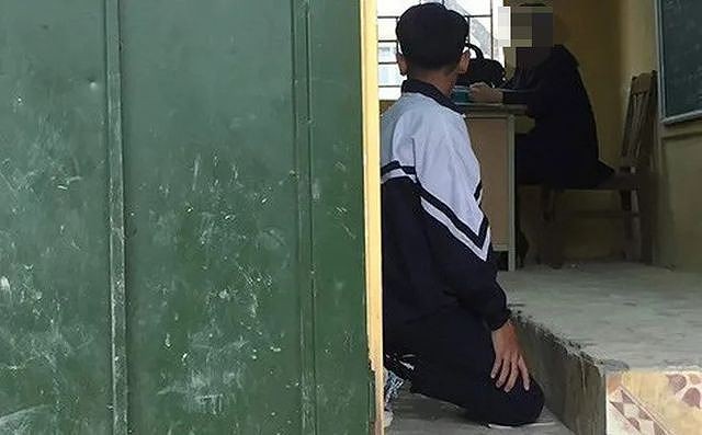 Hình ảnh cô giáo bắt nam sinh lớp 9 quỳ trong lớp học tại trường THCS Tô Hiệu, huyện Thường Tín, Hà Nội được đăng tải lên mạng xã hội 