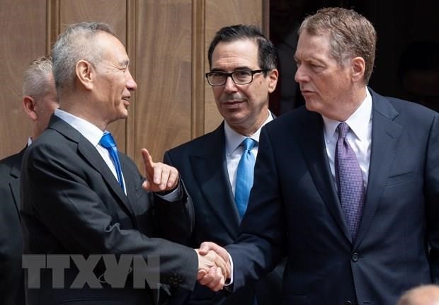 Phó Thủ tướng Trung Quốc Lưu Hạc (trái, phía trước) trong cuộc gặp Bộ trưởng Tài chính Mỹ Steven Mnuchin (thứ 2, phải) và Đại diện Thương mại Mỹ Robert Lighthizer (phải) tại Washington DC., ngày 10/5/2019. (Nguồn: AFP/TTXVN)