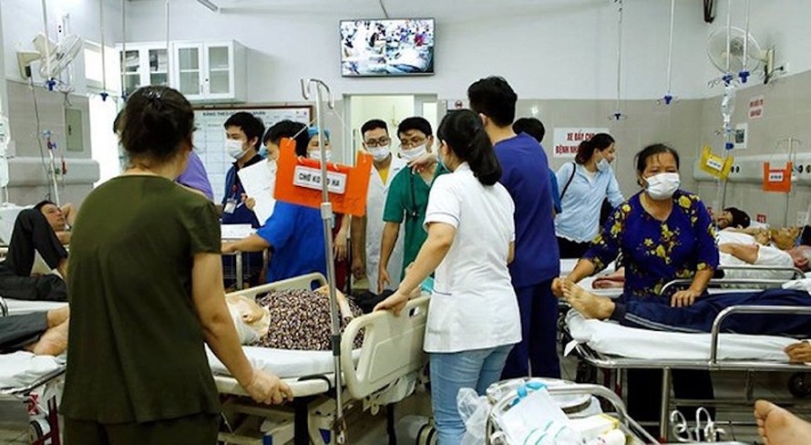 Nhiều bệnh nhân được đưa vào Bệnh viện Bạch Mai cấp cứu vì đột quỵ, say nắng, say nóng