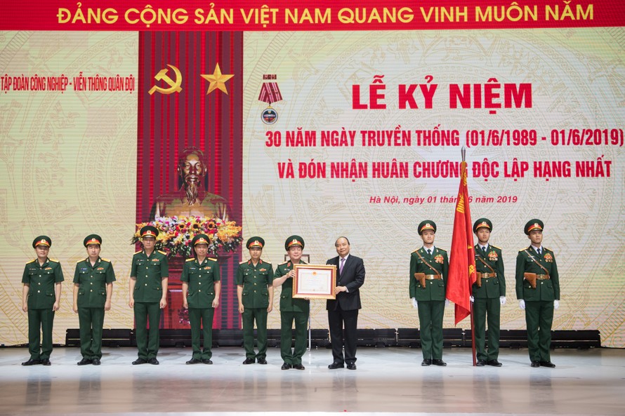 Thủ tướng Chính phủ Nguyễn Xuân Phúc thay mặt Đảng và Nhà nước trao tặng Huân chương Độc lập hạng Nhất Tập đoàn Công nghiệp - Viễn thông Quân đội Viettel