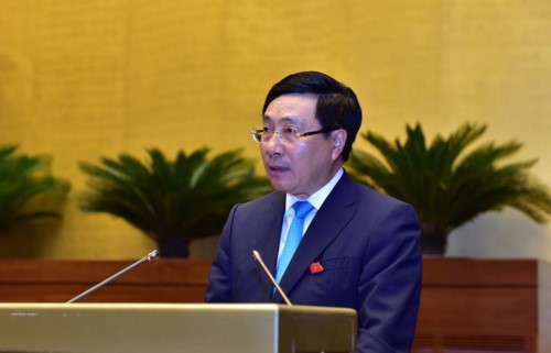 Phó Thủ tướng Phạm Bình Minh phát biểu làm rõ thêm một số vấn đề và trực tiếp trả lời chất vấn của đại biểu Quốc hội. Ảnh: Quang Khánh
