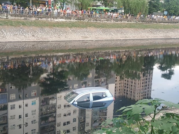 Hiện trường vụ việc xe ôtô 4 chỗ bất ngờ trượt xuống sông Tô Lịch. (Ảnh: Sơn Bách/Vietnam+)