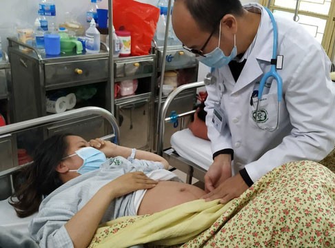 PGS.TS Đỗ Duy Cường khám cho thai phụ mắc sởi.