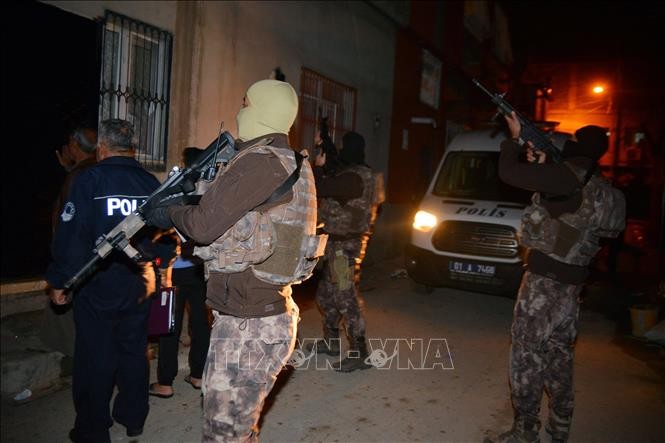 Cảnh sát Thổ Nhĩ Kỳ bắt giữ các đối tượng nghi là thành viên IS tại Adana. Ảnh: AFP/TTXVN