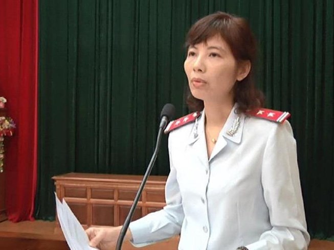Bà Nguyễn Thị Kim Anh trong buổi công bố Quyết định thanh tra của thanh tra Bộ Xây dựng tại trụ sở UBND huyện Vĩnh Tường (tỉnh Vĩnh Phúc) vào sáng ngày 10/4 