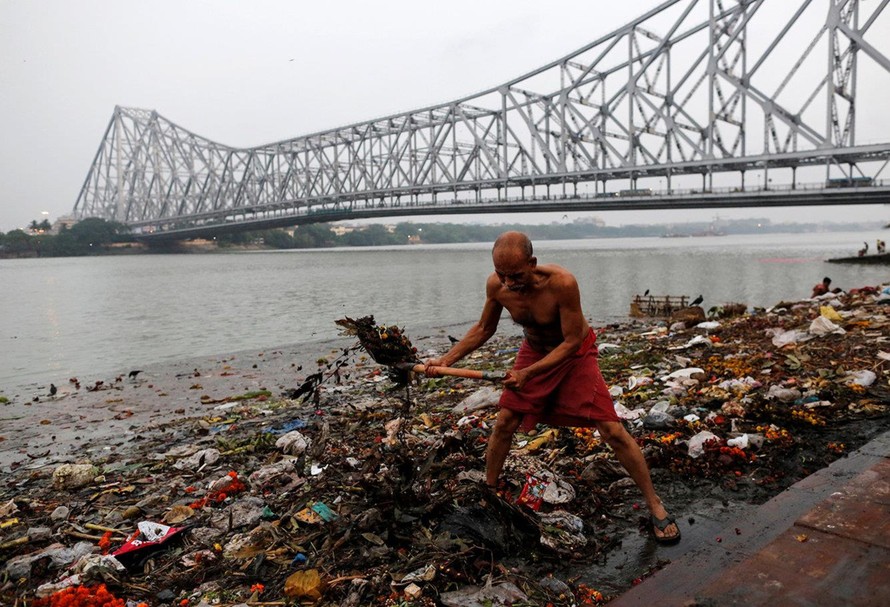 Dòng sông 'nuôi' 400 triệu người Ấn Độ ô nhiễm nặng vì quá tải dân số