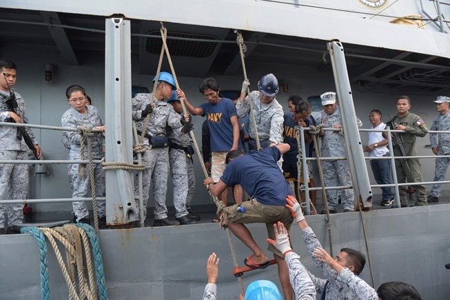 TQ phủ nhận Việt Nam cứu tàu Philippines, Philippines bác bỏ