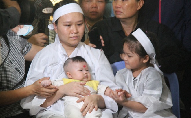 Vợ và 2 con của Thiếu tá Lê Xuân Trường tại đám tang